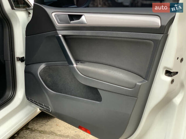 Белый Фольксваген e-Golf, объемом двигателя 0 л и пробегом 142 тыс. км за 8100 $, фото 64 на Automoto.ua