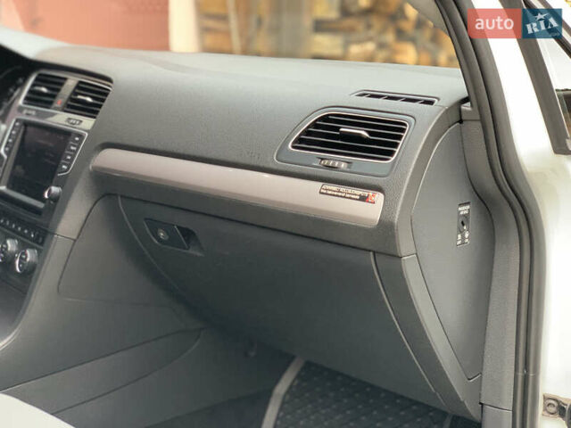 Білий Фольксваген e-Golf, об'ємом двигуна 0 л та пробігом 142 тис. км за 7999 $, фото 63 на Automoto.ua