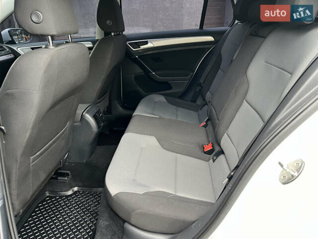 Белый Фольксваген e-Golf, объемом двигателя 0 л и пробегом 142 тыс. км за 7950 $, фото 34 на Automoto.ua