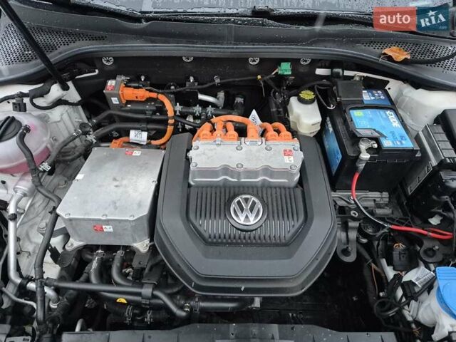 Белый Фольксваген e-Golf, объемом двигателя 0 л и пробегом 143 тыс. км за 9700 $, фото 9 на Automoto.ua