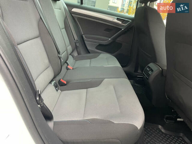 Белый Фольксваген e-Golf, объемом двигателя 0 л и пробегом 91 тыс. км за 8545 $, фото 37 на Automoto.ua