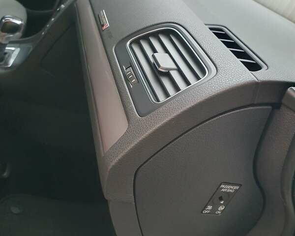 Белый Фольксваген e-Golf, объемом двигателя 0 л и пробегом 130 тыс. км за 8999 $, фото 74 на Automoto.ua