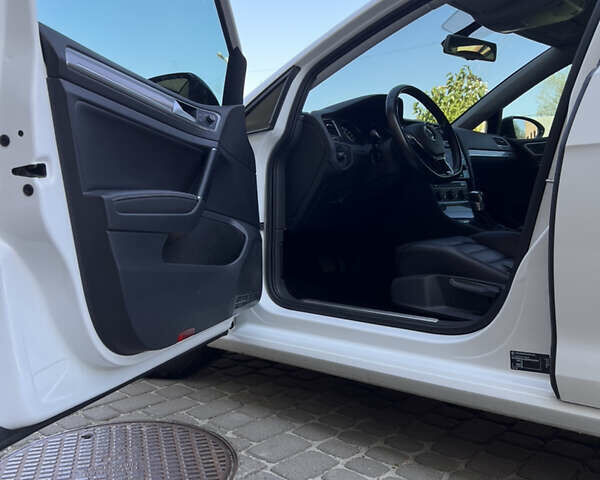 Белый Фольксваген e-Golf, объемом двигателя 0 л и пробегом 102 тыс. км за 9900 $, фото 22 на Automoto.ua