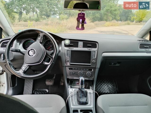 Белый Фольксваген e-Golf, объемом двигателя 0 л и пробегом 92 тыс. км за 10200 $, фото 12 на Automoto.ua