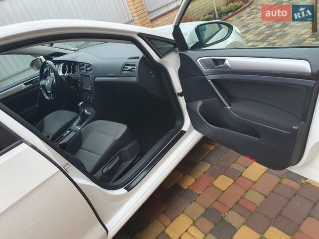 Белый Фольксваген e-Golf, объемом двигателя 0 л и пробегом 130 тыс. км за 8999 $, фото 67 на Automoto.ua