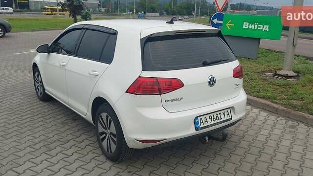 Белый Фольксваген e-Golf, объемом двигателя 0 л и пробегом 125 тыс. км за 9000 $, фото 2 на Automoto.ua
