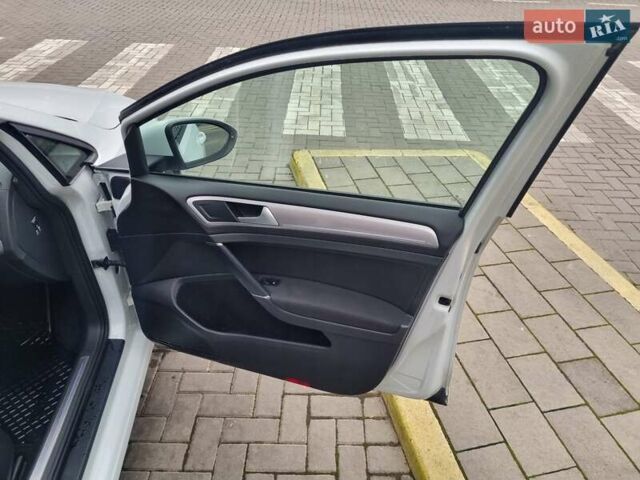 Белый Фольксваген e-Golf, объемом двигателя 0 л и пробегом 122 тыс. км за 7799 $, фото 25 на Automoto.ua
