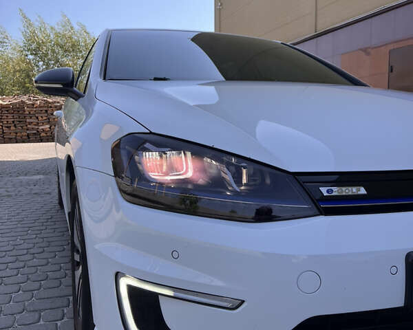 Белый Фольксваген e-Golf, объемом двигателя 0 л и пробегом 102 тыс. км за 9900 $, фото 3 на Automoto.ua
