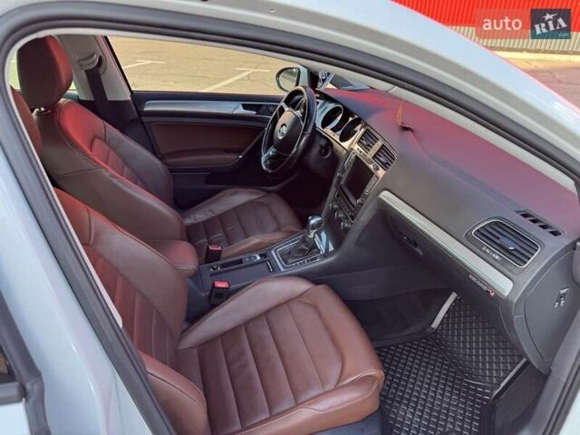 Белый Фольксваген e-Golf, объемом двигателя 0 л и пробегом 133 тыс. км за 9899 $, фото 8 на Automoto.ua