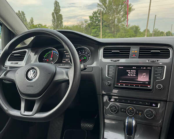 Белый Фольксваген e-Golf, объемом двигателя 0 л и пробегом 114 тыс. км за 12000 $, фото 16 на Automoto.ua