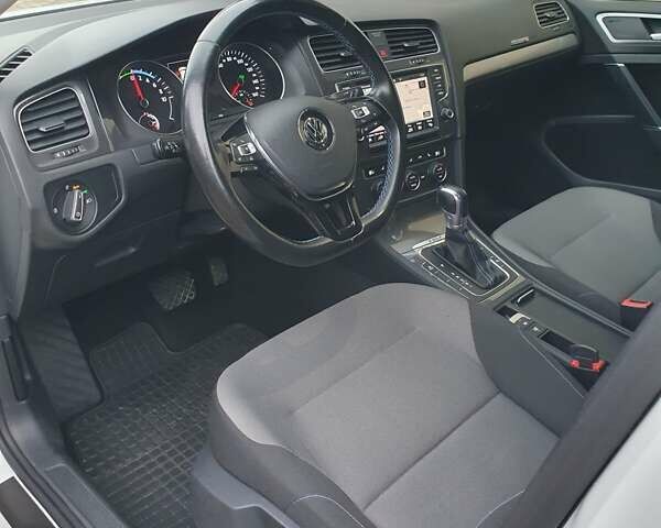 Белый Фольксваген e-Golf, объемом двигателя 0 л и пробегом 130 тыс. км за 8999 $, фото 51 на Automoto.ua