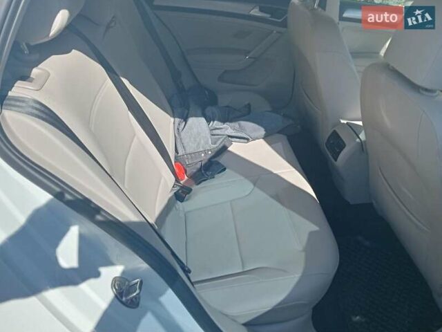 Белый Фольксваген e-Golf, объемом двигателя 0 л и пробегом 125 тыс. км за 8555 $, фото 7 на Automoto.ua