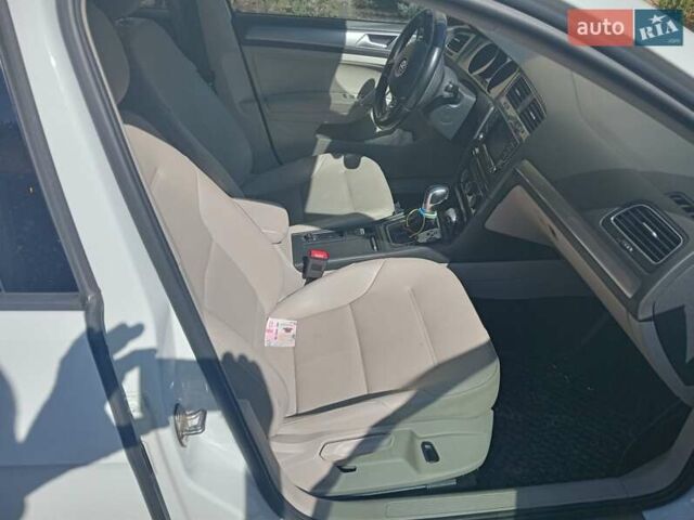 Белый Фольксваген e-Golf, объемом двигателя 0 л и пробегом 125 тыс. км за 8555 $, фото 2 на Automoto.ua