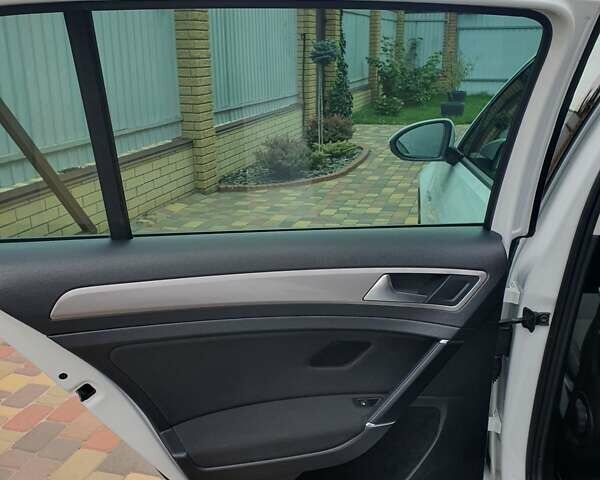 Белый Фольксваген e-Golf, объемом двигателя 0 л и пробегом 128 тыс. км за 8999 $, фото 68 на Automoto.ua