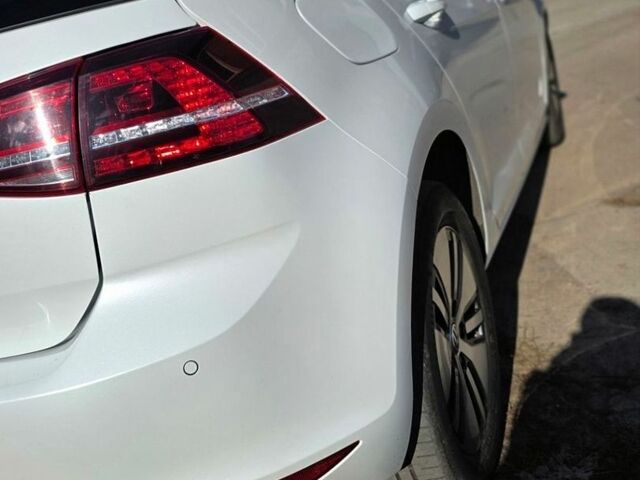 Белый Фольксваген e-Golf, объемом двигателя 0 л и пробегом 158 тыс. км за 9750 $, фото 15 на Automoto.ua