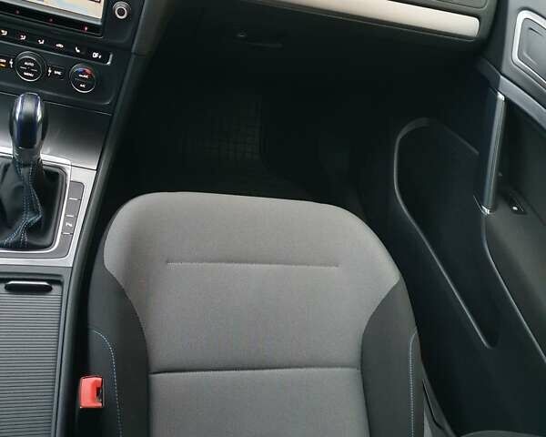 Белый Фольксваген e-Golf, объемом двигателя 0 л и пробегом 130 тыс. км за 8999 $, фото 100 на Automoto.ua