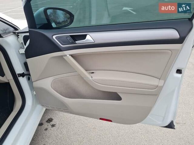 Білий Фольксваген e-Golf, об'ємом двигуна 0 л та пробігом 120 тис. км за 11100 $, фото 12 на Automoto.ua