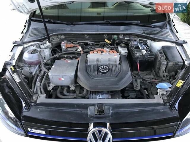 Белый Фольксваген e-Golf, объемом двигателя 0 л и пробегом 136 тыс. км за 9500 $, фото 18 на Automoto.ua