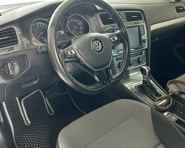 Белый Фольксваген e-Golf, объемом двигателя 0 л и пробегом 96 тыс. км за 9500 $, фото 3 на Automoto.ua