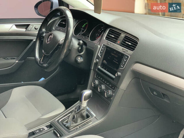 Белый Фольксваген e-Golf, объемом двигателя 0 л и пробегом 142 тыс. км за 8100 $, фото 63 на Automoto.ua