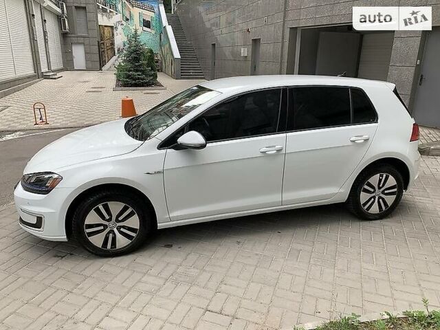 Белый Фольксваген e-Golf, объемом двигателя 0 л и пробегом 68 тыс. км за 16600 $, фото 2 на Automoto.ua