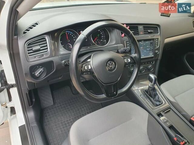 Белый Фольксваген e-Golf, объемом двигателя 0 л и пробегом 128 тыс. км за 8999 $, фото 56 на Automoto.ua