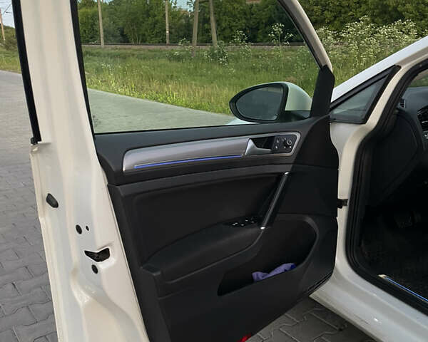 Белый Фольксваген e-Golf, объемом двигателя 0 л и пробегом 95 тыс. км за 8400 $, фото 10 на Automoto.ua