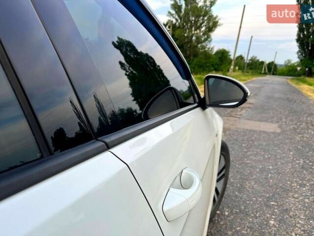 Белый Фольксваген e-Golf, объемом двигателя 0 л и пробегом 107 тыс. км за 10000 $, фото 2 на Automoto.ua