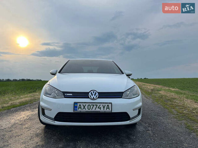 Белый Фольксваген e-Golf, объемом двигателя 0 л и пробегом 114 тыс. км за 12000 $, фото 8 на Automoto.ua