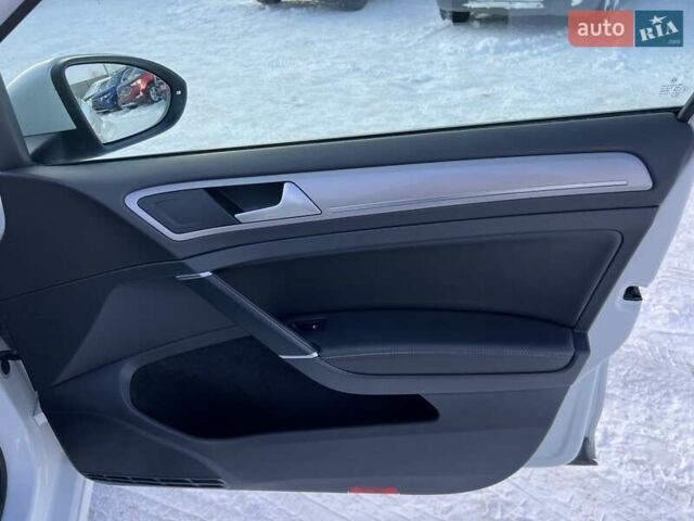 Белый Фольксваген e-Golf, объемом двигателя 0 л и пробегом 114 тыс. км за 8900 $, фото 17 на Automoto.ua