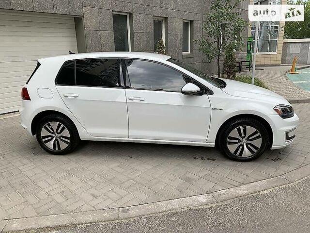 Белый Фольксваген e-Golf, объемом двигателя 0 л и пробегом 68 тыс. км за 16600 $, фото 16 на Automoto.ua