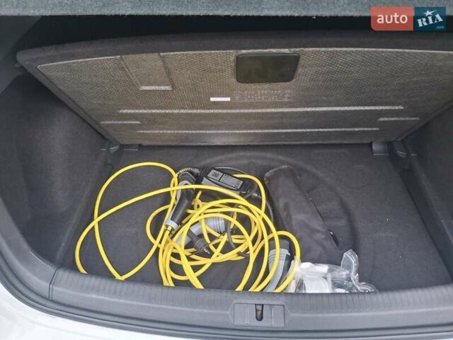 Білий Фольксваген e-Golf, об'ємом двигуна 0 л та пробігом 118 тис. км за 8800 $, фото 26 на Automoto.ua