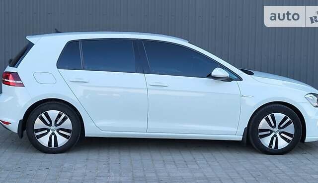 Белый Фольксваген e-Golf, объемом двигателя 0 л и пробегом 152 тыс. км за 12999 $, фото 5 на Automoto.ua