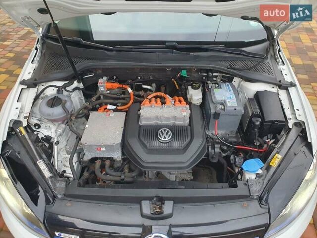 Белый Фольксваген e-Golf, объемом двигателя 0 л и пробегом 130 тыс. км за 8999 $, фото 31 на Automoto.ua