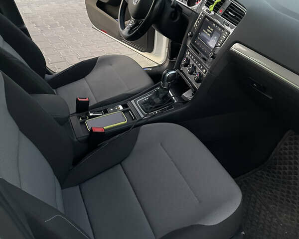Белый Фольксваген e-Golf, объемом двигателя 0 л и пробегом 95 тыс. км за 8400 $, фото 28 на Automoto.ua
