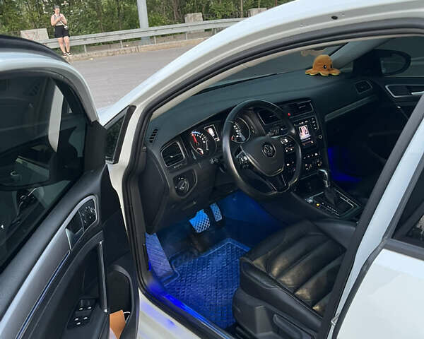 Белый Фольксваген e-Golf, объемом двигателя 0 л и пробегом 118 тыс. км за 11600 $, фото 9 на Automoto.ua