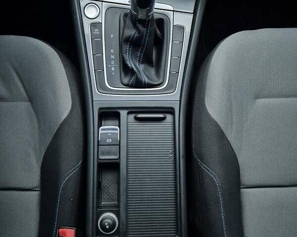 Белый Фольксваген e-Golf, объемом двигателя 0 л и пробегом 143 тыс. км за 9700 $, фото 17 на Automoto.ua