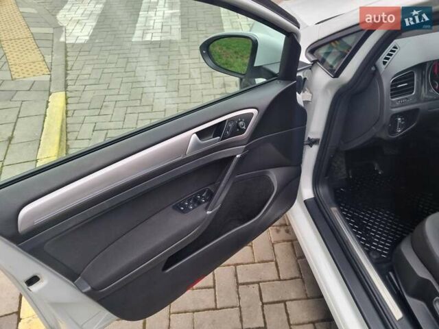 Белый Фольксваген e-Golf, объемом двигателя 0 л и пробегом 122 тыс. км за 7799 $, фото 18 на Automoto.ua