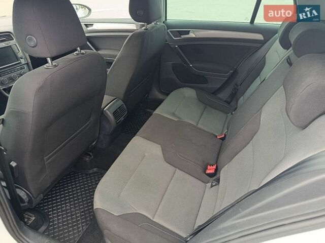 Белый Фольксваген e-Golf, объемом двигателя 0 л и пробегом 181 тыс. км за 8190 $, фото 14 на Automoto.ua