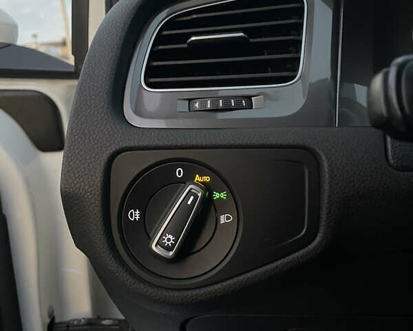 Белый Фольксваген e-Golf, объемом двигателя 0 л и пробегом 95 тыс. км за 8400 $, фото 26 на Automoto.ua
