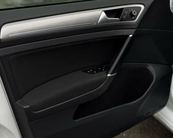 Білий Фольксваген e-Golf, об'ємом двигуна 0 л та пробігом 90 тис. км за 7900 $, фото 15 на Automoto.ua