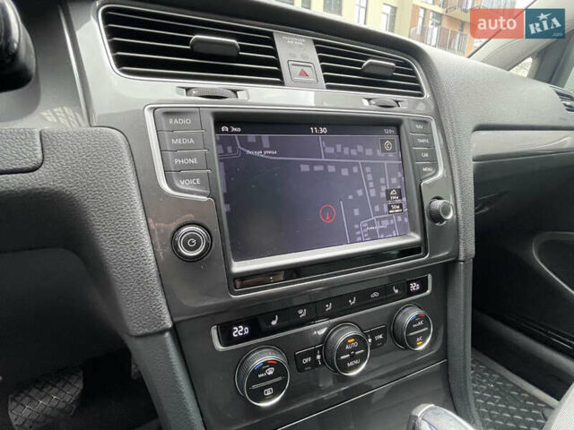 Белый Фольксваген e-Golf, объемом двигателя 0 л и пробегом 91 тыс. км за 8600 $, фото 26 на Automoto.ua