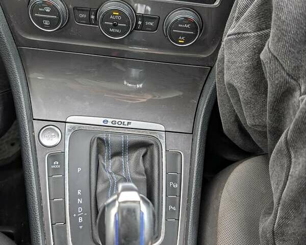 Белый Фольксваген e-Golf, объемом двигателя 0 л и пробегом 128 тыс. км за 9500 $, фото 17 на Automoto.ua