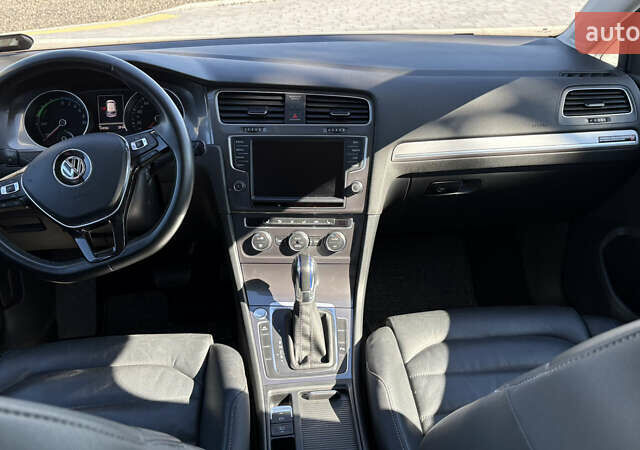Белый Фольксваген e-Golf, объемом двигателя 0 л и пробегом 124 тыс. км за 8600 $, фото 20 на Automoto.ua