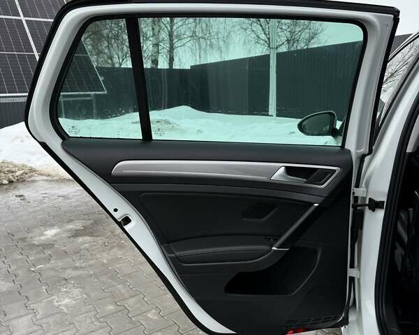 Белый Фольксваген e-Golf, объемом двигателя 0 л и пробегом 80 тыс. км за 10500 $, фото 23 на Automoto.ua