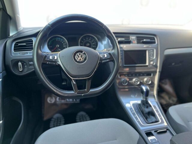 Белый Фольксваген e-Golf, объемом двигателя 0 л и пробегом 77 тыс. км за 12000 $, фото 7 на Automoto.ua