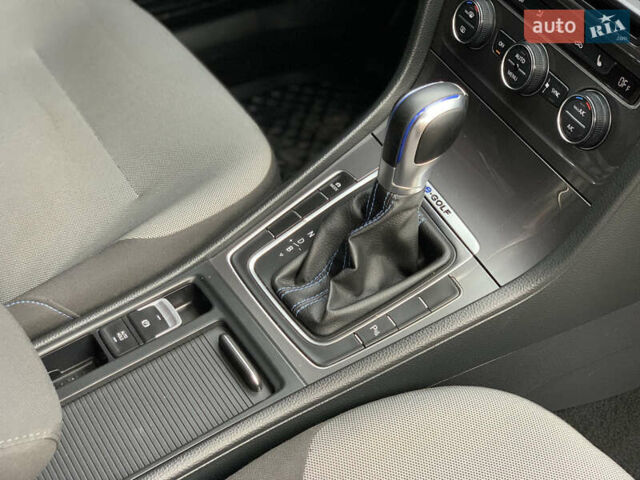 Белый Фольксваген e-Golf, объемом двигателя 0 л и пробегом 142 тыс. км за 8100 $, фото 67 на Automoto.ua