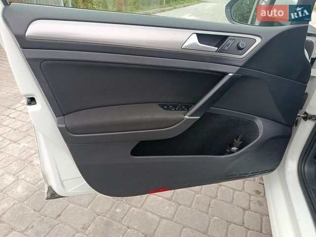 Белый Фольксваген e-Golf, объемом двигателя 0 л и пробегом 181 тыс. км за 8190 $, фото 16 на Automoto.ua