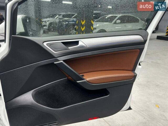 Белый Фольксваген e-Golf, объемом двигателя 0 л и пробегом 130 тыс. км за 11600 $, фото 18 на Automoto.ua