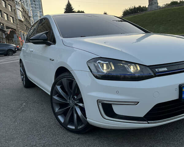 Белый Фольксваген e-Golf, объемом двигателя 0 л и пробегом 118 тыс. км за 11600 $, фото 1 на Automoto.ua